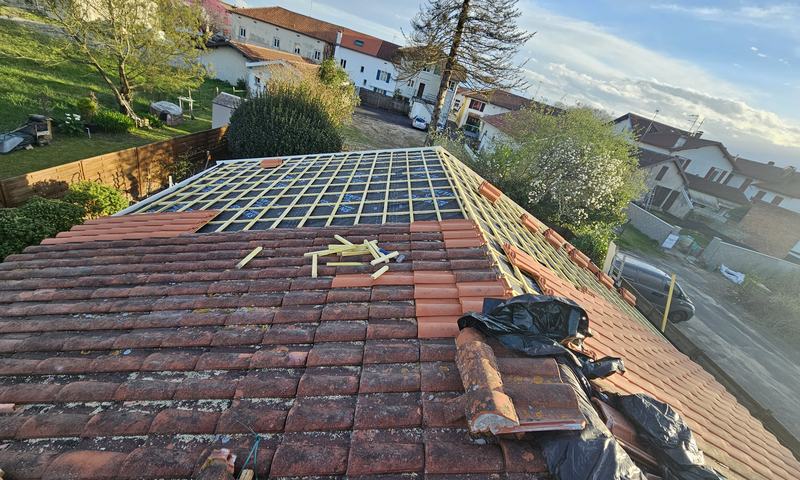 Couverture en cours, liteaunage et tuiles