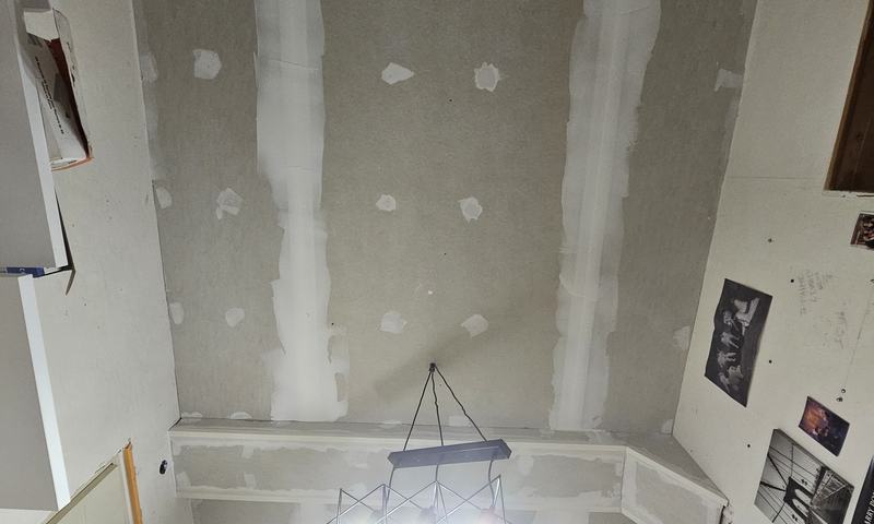Plafond placo, bandes finies et spots