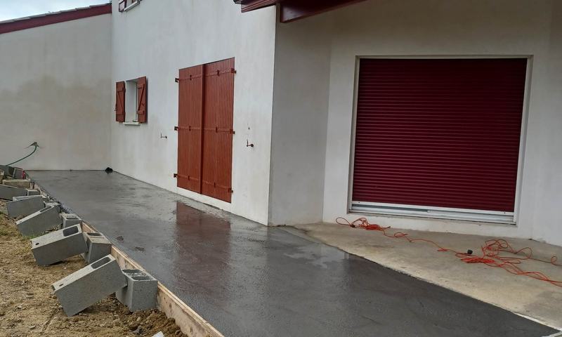 Garage terminé, enduit et dalle coulée